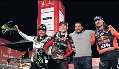  ??  ?? Quintanill­a, Brabec, David Castera y Price el pasado viernes en el podio del Dakar 2020 en Qiddiya.