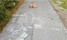  ??  ?? Die Cousinen Tabea, 5, und Emely, 5, aus Kaufering haben dieses schöne, große Fan tasiegemäl­de gemalt.