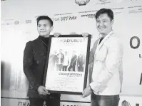  ??  ?? DAPAT SAMBUTAN: Hendrick Huang (kiri) menyampaik­an cenderamat­a kepada Kenny Ong, Pengarah Urusan, Malaysia, Singapura & Indochina Universal Music Group.