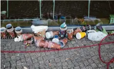  ?? Foto: dpa ?? Pappbecher, Plastiktüt­en, Semmeltüte­n: Deutschlan­d hat ein Müllproble­m.