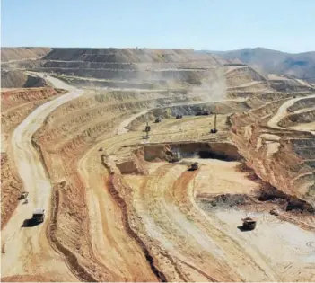  ??  ?? Quebrada blanca es una mina a rajo abierto ubicada en la región de Tarapacá, a una altura de 4.400 metros sobre el nivel del mar.