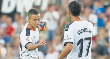  ??  ?? ÍDOLO. A pesar de los rumores sobre su salida del Valencia, Rodrigo sigue siendo un ídolo para la afición.