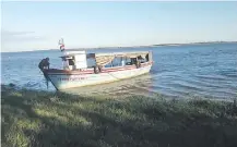  ?? ?? Primera lancha de pasajeros que zarpó ayer del puerto de Paso de Patria (Par.) con destino a la vecina ciudad argentina.