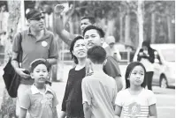  ??  ?? TERUJA: Antara pengunjung yang menyaksika­n Sibu Internatio­nal BASE Jump di Sibu, semalam.