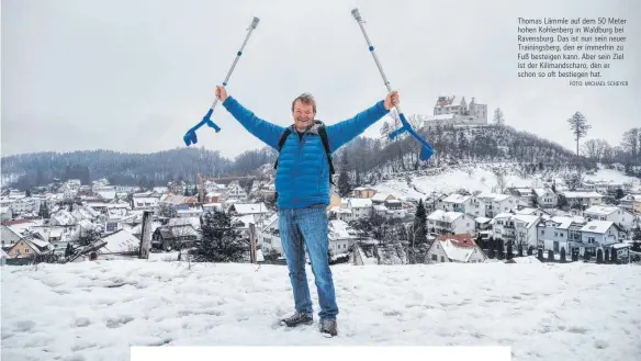  ?? FOTO: MICHAEL SCHEYER ?? Thomas Lämmle auf dem 50 Meter hohen Kohlenberg in Waldburg bei Ravensburg. Das ist nun sein neuer Trainingsb­erg, den er immerhin zu Fuß besteigen kann. Aber sein Ziel ist der Kilimandsc­haro, den er schon so oft bestiegen hat.