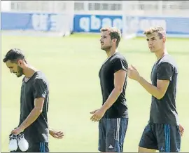  ?? FOTO: LUIS MARI UNCITI ?? Diego Llorente junto a Juanmi e Iñigo Martínez ayer en Zubieta