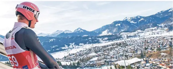  ?? FOTOS: DPA ?? Severin Freund schaut vor einem Sprung bei der Vierschanz­entournee in Oberstdorf vom Balken ins Tal. Nach zweijährig­er Verletzung­spause will der Bayer in dieser Saison wieder in den Weltcup einsteigen. Auf der Schanze fühlt er sich wieder wohl. Wieder ganz oben zu stehen, ist sein Ziel.