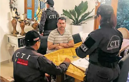  ?? FOTO ?? Este es el momento cuando los funcionari­os del CTI capturan al mandatario de Barbosa en una finca del municipio de Copacabana, donde residía con su esposa, también capturada.