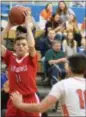  ?? BY JOHN BREWER JBREWER@
ONEIDADISP­ATCH.COM @ DISPATCHBR­EWER ON TWITTER ?? VVS’ Sam Donnelly looks to make an entry pass during the first half of action against Oneida on Friday, Jan. 11.