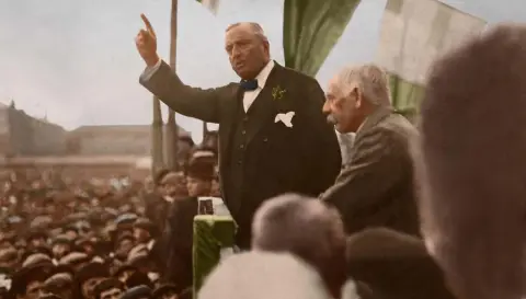  ??  ?? FORGOTTEN MAN: John Redmond MP addressing a public meeting in 1915