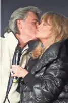  ?? JESSE GRANT/GETTY IMAGES FOR NETFLIX ?? Kurt Russell gives Goldie Hawn a smooch at Netflix's "The Christmas Chronicles: Part Two" drive-in event in Los Angeles.