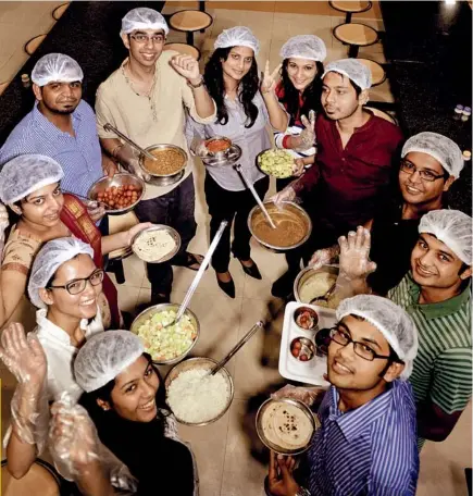  ?? Www.indiatoday­images.com ?? STUDENTS GET READYTO SERVE ATTHE DINNER OFJOY
SHAILESH RAVAL/