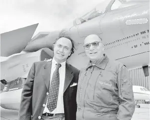  ?? — Gambar AFP ?? MAUT: Gambar fail 11 Jun, 1997 menunjukka­n Dassault bersama bapanya Serge (kanan) di hadapan jet pejuang Rafale M01 di Le Bourget dekat Paris.