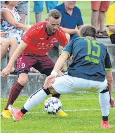  ?? FOTO: CHRISTIAN METZ ?? Nikolas Deutelmose­r (hinten, gegen Göppingens Iuri Kotiukov) spielt mit dem TSV Berg zu Hause gegen den SV Ochsenhaus­en.