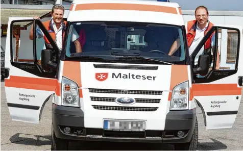  ?? Foto: Silvio Wyszengrad ?? Für die Malteser im Einsatz: Armin Abbt (links) und Hans Ganesch transporti­eren kranke Menschen durch Augsburg.