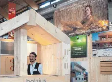  ??  ?? Bauen mit Holz und Baden im Lehm – viel beachtet auf der Messe Neues Bauen. Philip Geiger sagt, wie es geht..