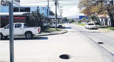  ??  ?? EVIDENCIA. LA PRENSA tuvo acceso a un video donde se observa cómo actúan las personas que se encargan de dañar estos bienes.