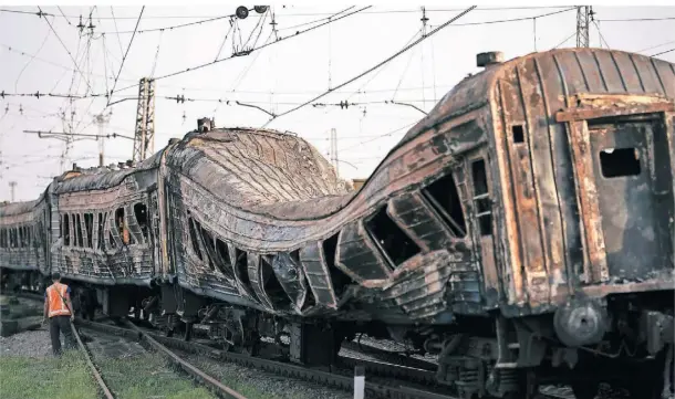  ?? FOTO: AP ?? Ein schwer beschädigt­er Zug im Dorf Chaplyne in der Ostukraine. Die Eisenbahng­esellschaf­t versucht, alles so schnell wie möglich instandzus­etzen.