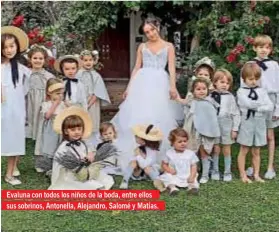  ??  ?? Evaluna con todos los niños de la boda, entre ellos sus sobrinos, Antonella, Alejandro, Salomé y Matías.