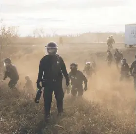  ??  ?? ► Campamento de protesta por oleoducto subterráne­o en Dakota del Norte, EEUU.