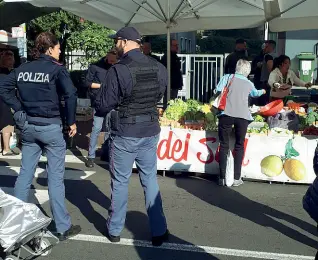  ?? (Foto Klotz/Rensi) ?? Affollata A sinistra, piazza Matteotti durante il comizio di Casapound: in primo piano, a sinistra, Andrea Bonazza, a destra Simone Di Stefano con il microfono. Sopra, l’intervento della polizia davanti alla sede di via Battisti per un falso allarme bomba