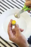  ??  ?? Äggklippar­en är ett fantastisk­t – och ganska sällsynt – litet verktyg. Vaktelägge­n är små, men riktiga näringsbom­ber.
