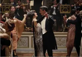  ??  ?? Lady Mary Talbot (Michelle Dockery) dansar med sin man, det vill säga Henry Talbot (Matthew Goode).