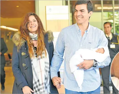  ?? FOTOS: MAURO&ESTOMBA ?? RUMBO A CASA. Macedo y Urtubey con la hija recién nacida dejaron ayer la clínica salteña.