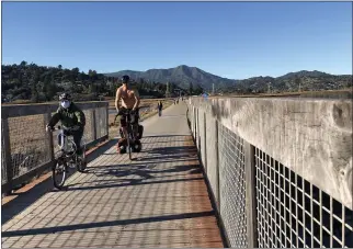  ?? SHERRY LAVARS — MARIN INDEPENDEN­T JOURNAL ?? Bicyclists ride along the Mill Valley-Sausalito multiuse pathway on a unseasonal warm winter day in Mill Valley.