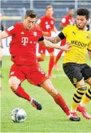  ?? REUTERS ?? Robert Lewandowsk­i encara a dos rivales.