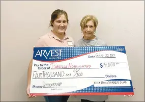  ?? Rachel Dickerson/The Weekly Vista ?? Virginia Halman of the Bella Vista Garden Club, right, presents Isabella Norsworthy with a $4,000 scholarshi­p.