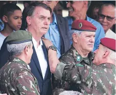  ?? AFP ?? ALIADOS. El presidente electo de Brasil, Jair Bolsonaro, cubre puestos clave de su gobierno con personal ligado al Ejército.
