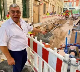  ??  ?? Albert Croesi doit tenter de concilier l’impossible : les chantiers commandés par l’État pour construire des logements domaniaux et le besoin des riverains à une vie sans nuisances. (Photo J.D.)