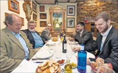  ??  ?? EN CASA JUAN. De izquierda a derecha: Enrique Ojeda, José Luis Pruna (presidente de la Federación), Jesús Mínguez, Andrés Rodríguez (ADESP), Juan Antonio Gutiérrez y Daniel Miranda.