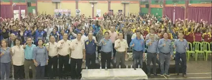  ??  ?? John (front sixth right) is seen in a group photo with DBNA Serian and Bung Sadong committee members as well as the fair participan­ts.