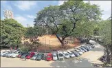  ?? ?? The cars are parked horizontal­ly instead of vertically to create more parking spaces in Tejpal Road, making walking a dangerous task for residents.