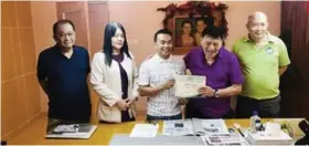  ?? CONTRIBUTE­D FOTO ?? BROKERING EXCELLENCE. Licensed customs broker lsrael D. Alin (third from left) shows to University of the Visayas (UV) vice president Jose Gullas (in purple shirt) the certificat­e from the Profession­al Regulation Commission, which recognized him as one of the most outstandin­g brokers in the country.