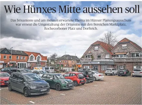  ?? FOTO: LARS FRÖHLICH ?? Autos auf dem Hünxer Marktplatz: Demnächst soll es hier auch etwas grüner werden.