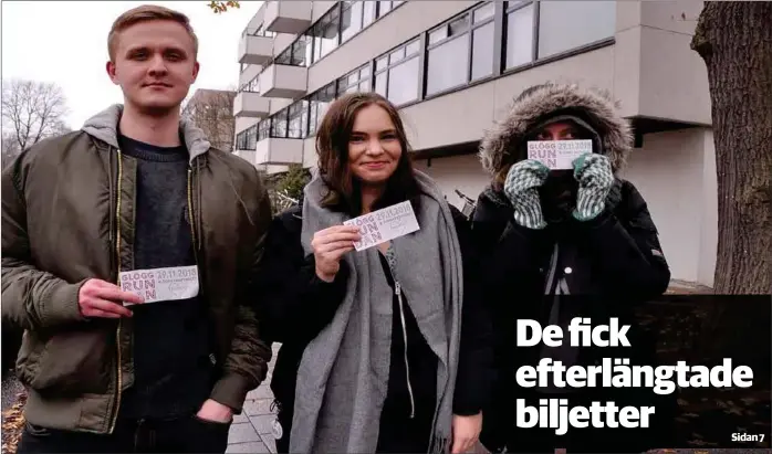  ?? KIM LUND ?? FICK BILJETTER. Jonas Koskinen, Ida Forsblom och Linnea Wahlbeck köade i ett par timmar efter biljetter till studenteve­nemanget glöggrunda­n i Åbo.
