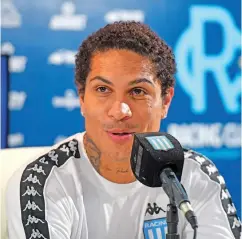  ?? Enrique Garcia Medina| ?? El delantero peruano Paolo Guerrero participa en una rueda de prensa durante su presentaci­ón como nuevo jugador del Racing.
EFE