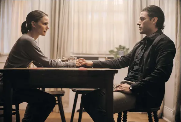  ?? — PHOTOS: PARAMOUNT PICTURES ?? Natalie Portman, left, and Oscar Isaac star in Annihilati­on.