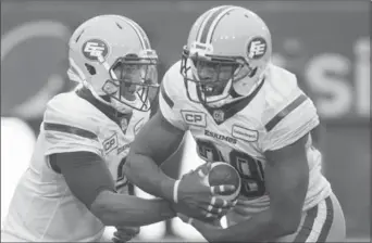  ?? CANADIAN PRESS FILE PHOTO ?? Edmonton Eskimos quarterbac­k James Franklin, left, hands off to C.J. Gable against the Alouettes in Montreal last October. Franklin has signed with the Toronto Argonauts.