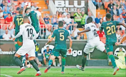  ??  ?? SIN PÓLVORA. Ni Valencia ni Betis encontraro­n el camino hacia el gol; en la imagen, una ocasión fallada por Gabriel tras remate de córner.