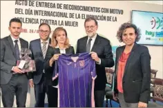  ??  ?? El Leganés
recibió ayer el reconocimi­ento del Gobierno por su compromiso en la lucha contra la violencia de género. Mariano Rajoy y Dolors Montserrat, ministra de Sanidad, recibieron a Victoria Pavón, presidenta del Lega, quien asistió con Santiago...