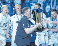  ?? FOTO: IMAGO IMAGES ?? Da ist das Ding – ein letztes Mal in Kieler Diensten übt THW-Trainer Alfred Gislason sich im EHF-Cup-Stemmen.