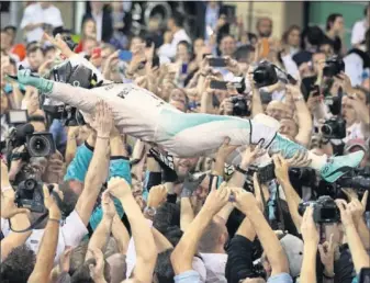  ??  ?? EMOCIÓN. Tras la tensión sufrida en la carrera, Rosberg ha disfrutado con su equipo y su familia de la celebració­n del título mundial.