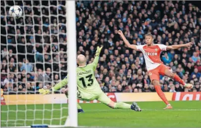  ??  ?? Mbappé marcó así un gol al City, siendo jugador del Mónaco, en la Champions en 2017.