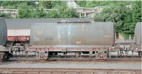  ?? ?? Former caustic soda liquor tank No. TRL 70723 built in 1977 by Standard Wagon, in unbranded condition. It was being used on china clay slurry traffic when observed at Exeter Riverside Yard on June 21, 1992. It could be modelled by extending the underframe­s from the old Grafar cement/powder tank wagon, the barrel rolling technique described below and brass conical ends.