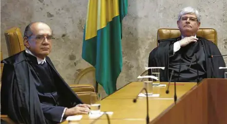  ?? Pedro Ladeira/Folhapress ?? O ministro Gilmar Mendes (à esq.) e o procurador-geral, Rodrigo Janot, durante a posse de Alexandre de Moraes no STF