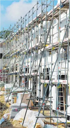  ?? FOTO: ROLAND RASEMANN ?? Bausparver­träge dienen auch als Geldanlage und nicht nur, um neue Häuser, wie hier in Ravensburg, zu errichten.